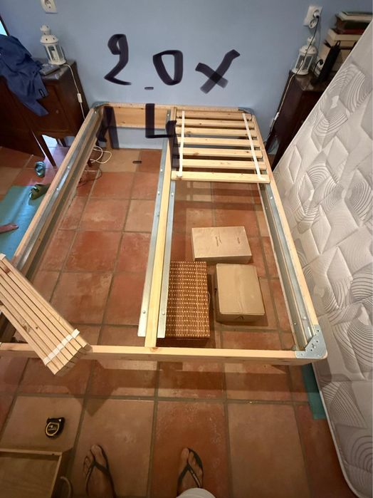 Estrado com pés cama de casal