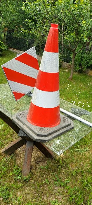 Tablica ostrzedawcza ładunku oraz pachołek