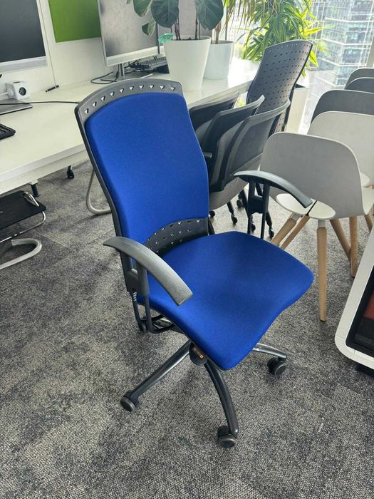 Fotel biurowy obrotowy Sitag niebieski czarny ergonomiczny biuro dom
