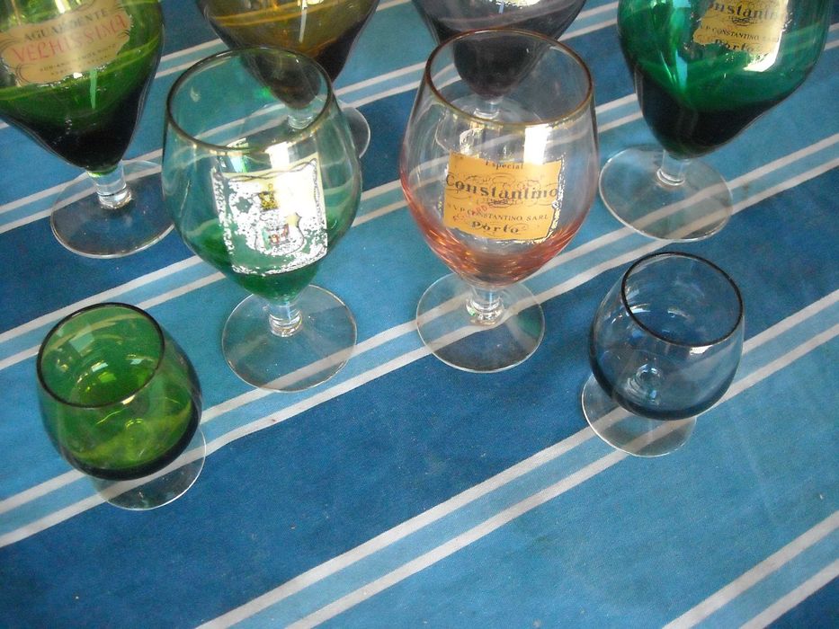 Copos antigos vintage em vidro colorido para desocupar