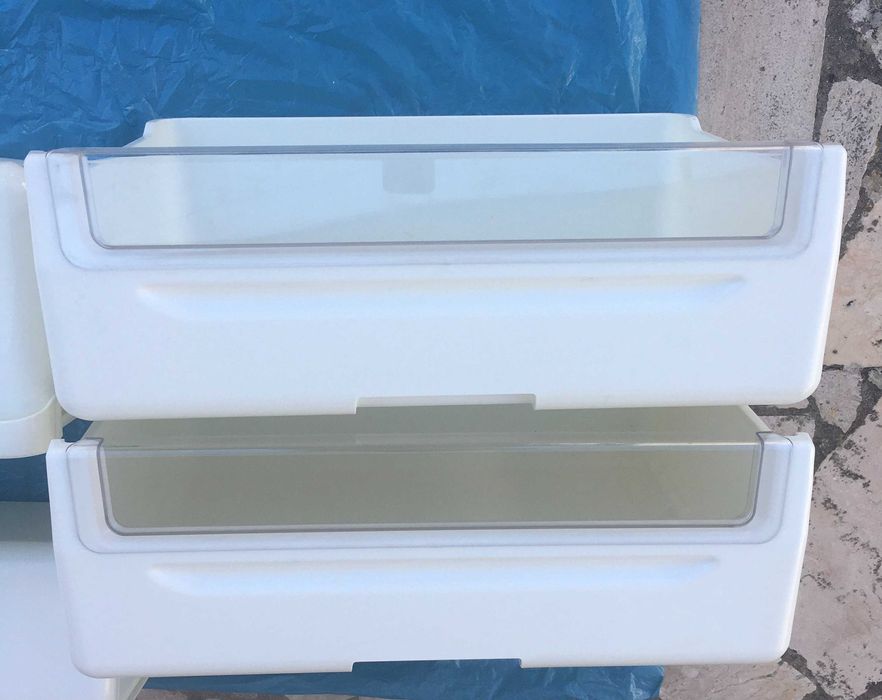 Prateleiras e gavetas do frigorífico combinado