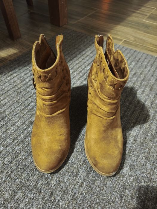 Buty damskie botki z frędzlami
