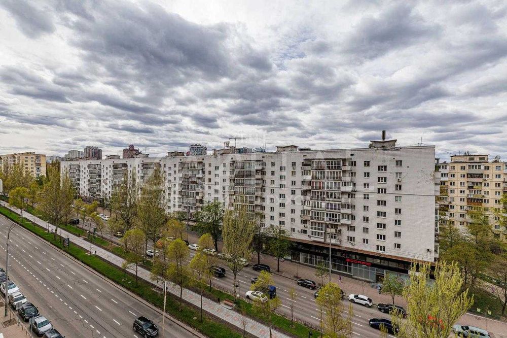 ТЕРМІНОВИЙ ПРОДАЖ квартири на Печерську дві спальні Бульвар Лесі Українки 7б середній поверх купить трехкомнатную квартиру Є ОКРЕМО ПАРКОМІСЦЕ