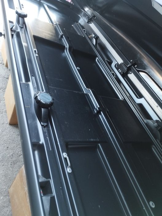 Thule Flow Black Glossy грузовой бокс на крышу авто.