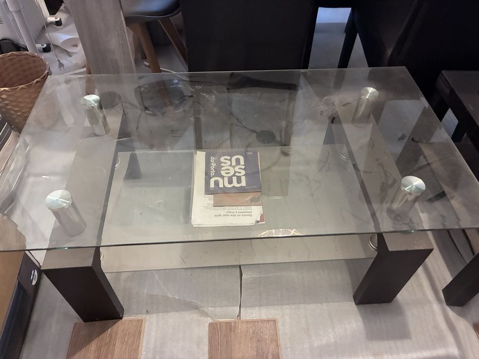 Mesa baixa de centro  com tampo de vidro