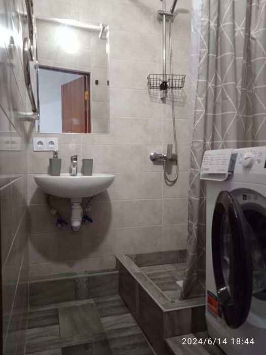 Простора ДВОКІМНАТНА квартира, проспект Миру , документи