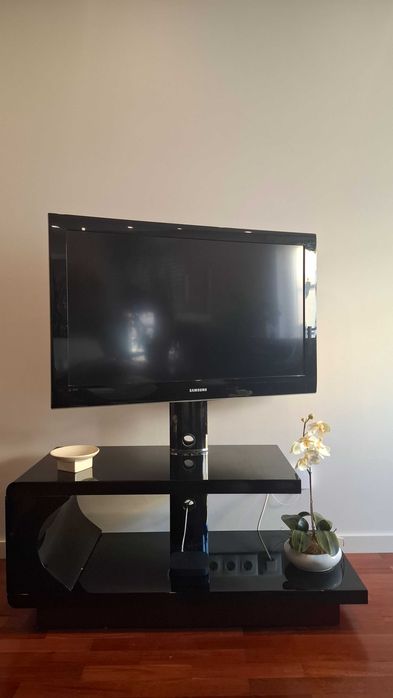 Móvel TV preto com sistema rotação e sistema de cabos invisíveis