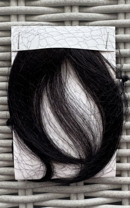 Delikatna grzywka w kolorze głębokiej czerni clip in