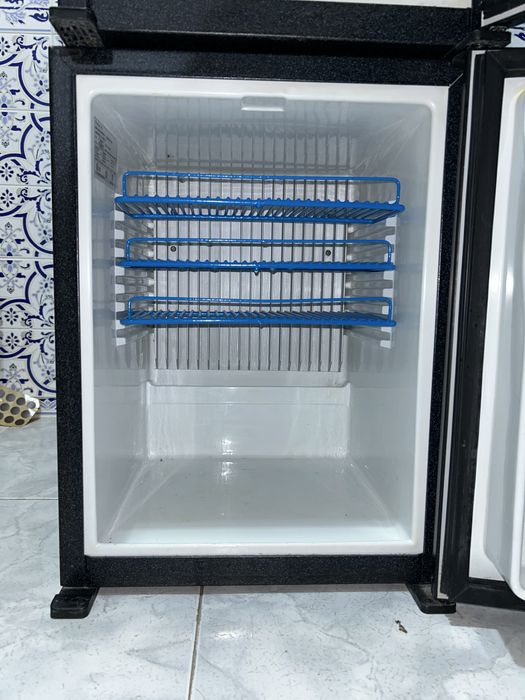 Minibar / Frigorífico pequeno – a funcionar