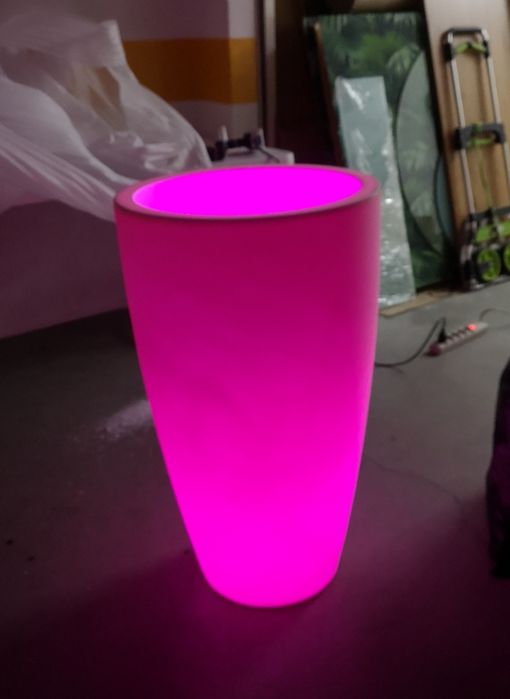 Vasos e floreiras com iluminação