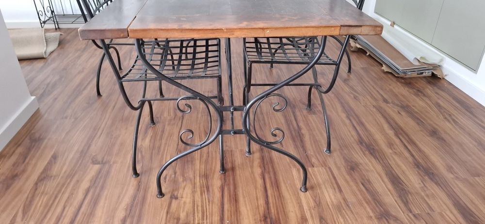 Mesa de jantar com 4 cadeiras