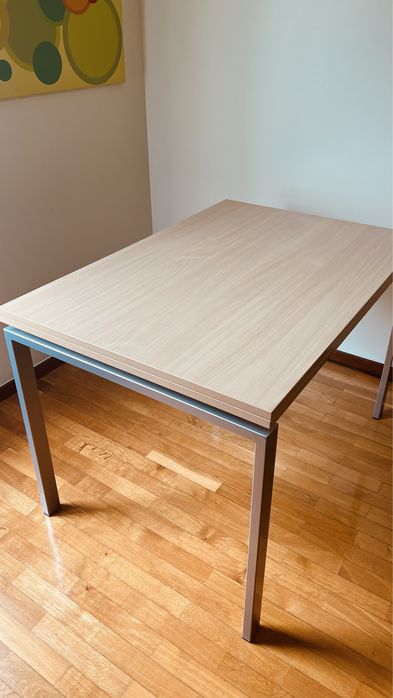 Mesa de Madeira Extensível de Linhas  Modernas e Retas