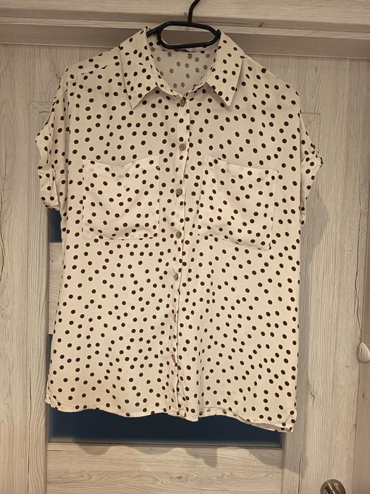 Koszula damska z krótkim rękawem zapinana na guziki w kropki