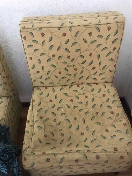 Temos duas poltronas usadas e em bom estado