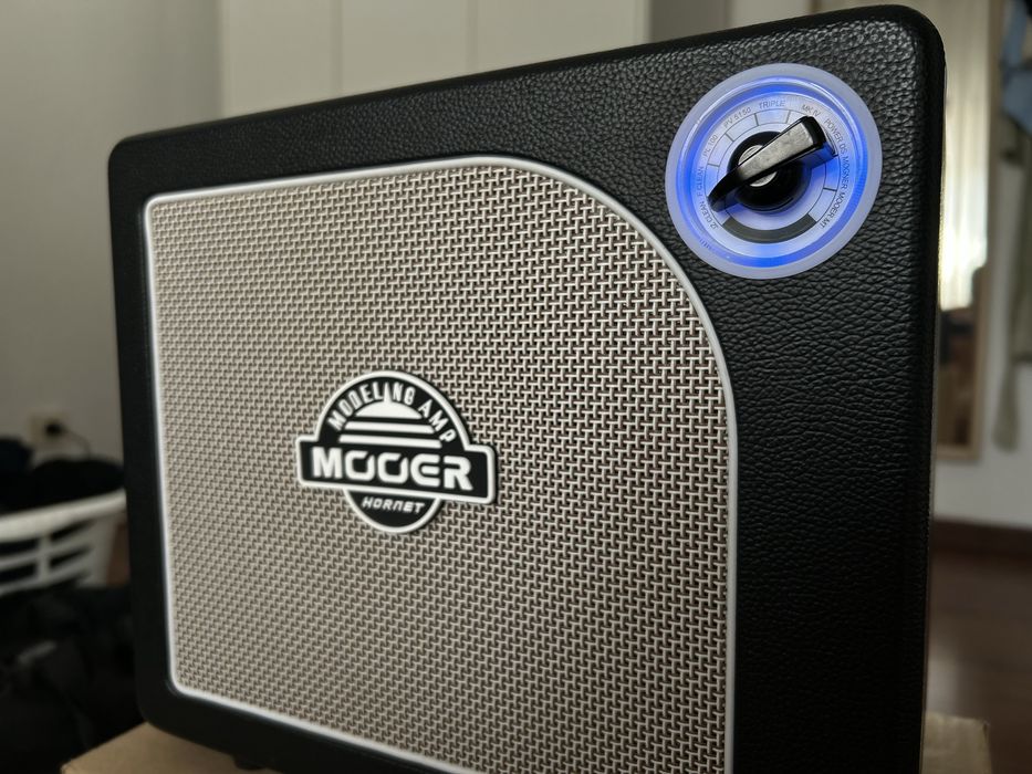 Amplificador Mooer Hornet 15W - Combo Black - Estado de Novo
