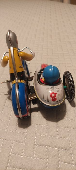 Brinquedo de lata e corda