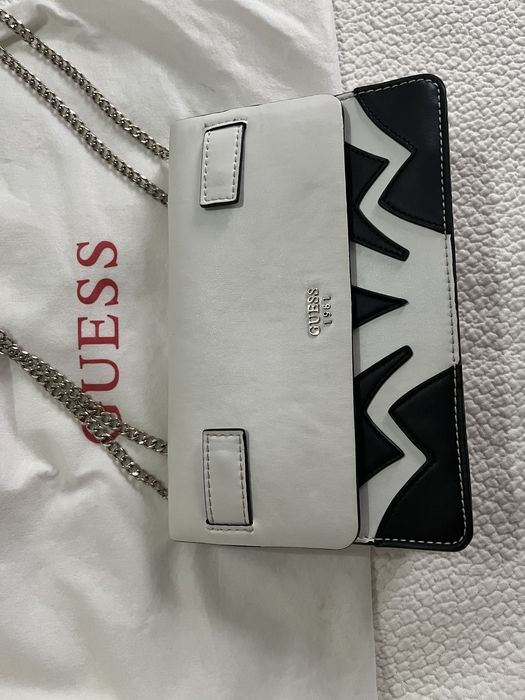 Bolsa Guess preta e branca