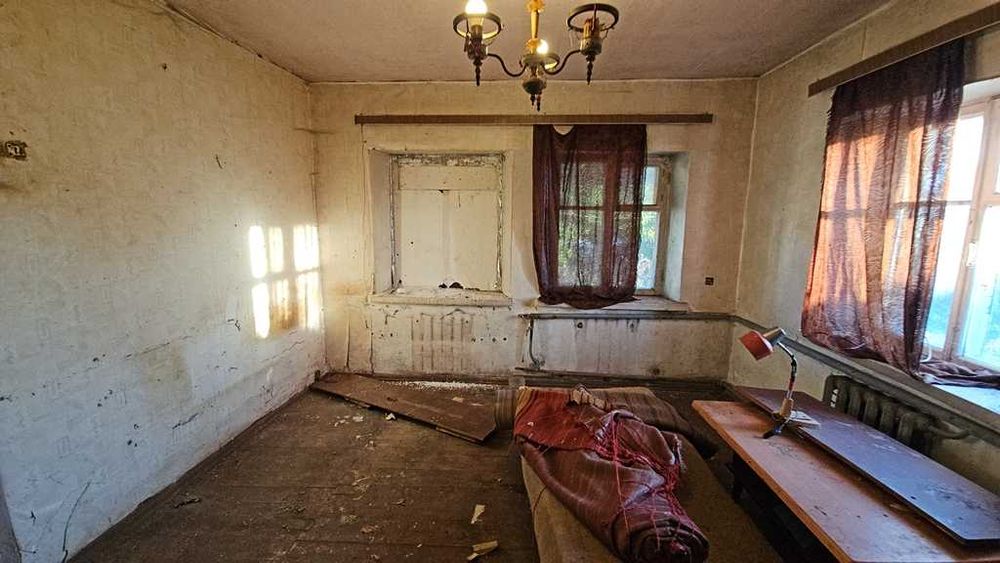 Є будинок, стіни дах, комунікації – зроби ремонт і можна жить.