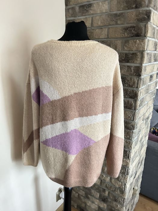 Beżowy gruby sweter rozmiar M/L geometryczny wzór