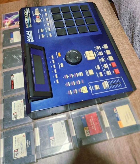 AKAI MPC 2000XL Blue Edition