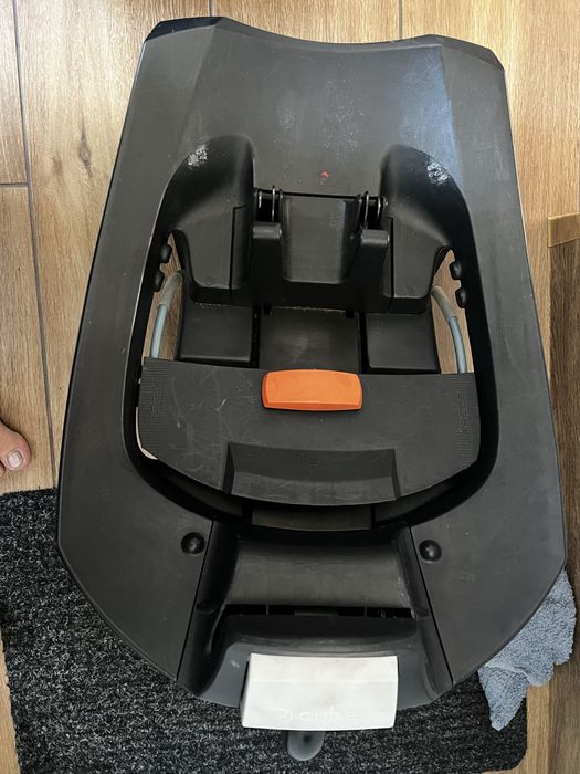 Fotelik firmy cybex dla niemowlaka z bazą