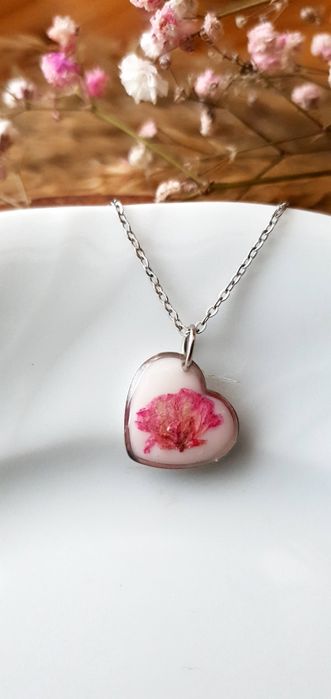 Wisiorek z gipsówką - rękodzieło