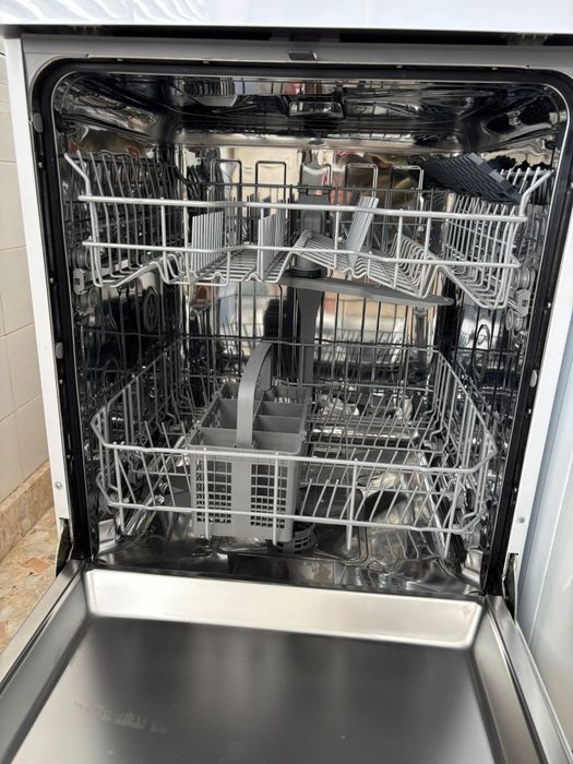 Máquina de Lavar Loiça Beko (Apenas 2 meses de uso – Como Nova!)