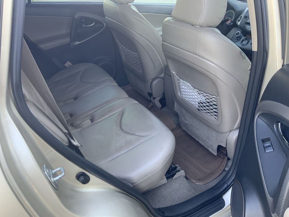 Автомобіль Тайота RAV4 2006 року випуску