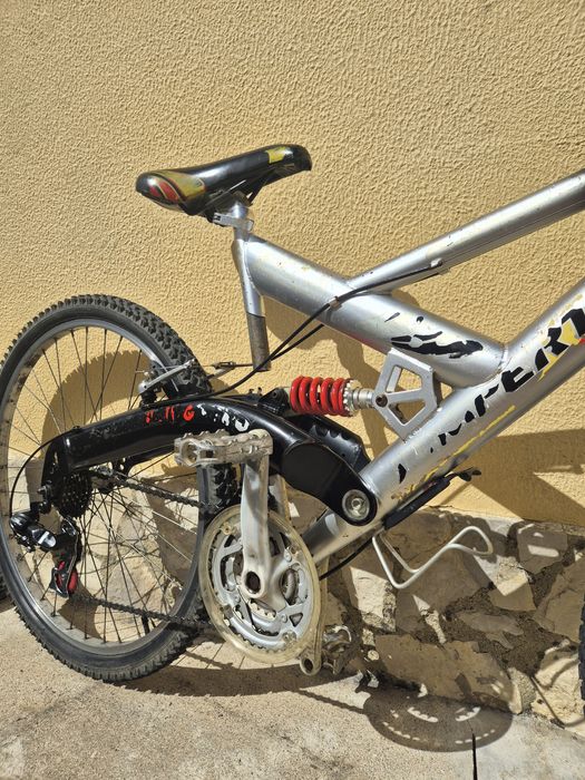 Bicicleta de montanha com suspensao total