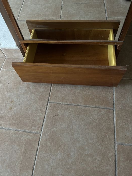 Vendo armário com espelho, gaveta e cabides na parte de trás