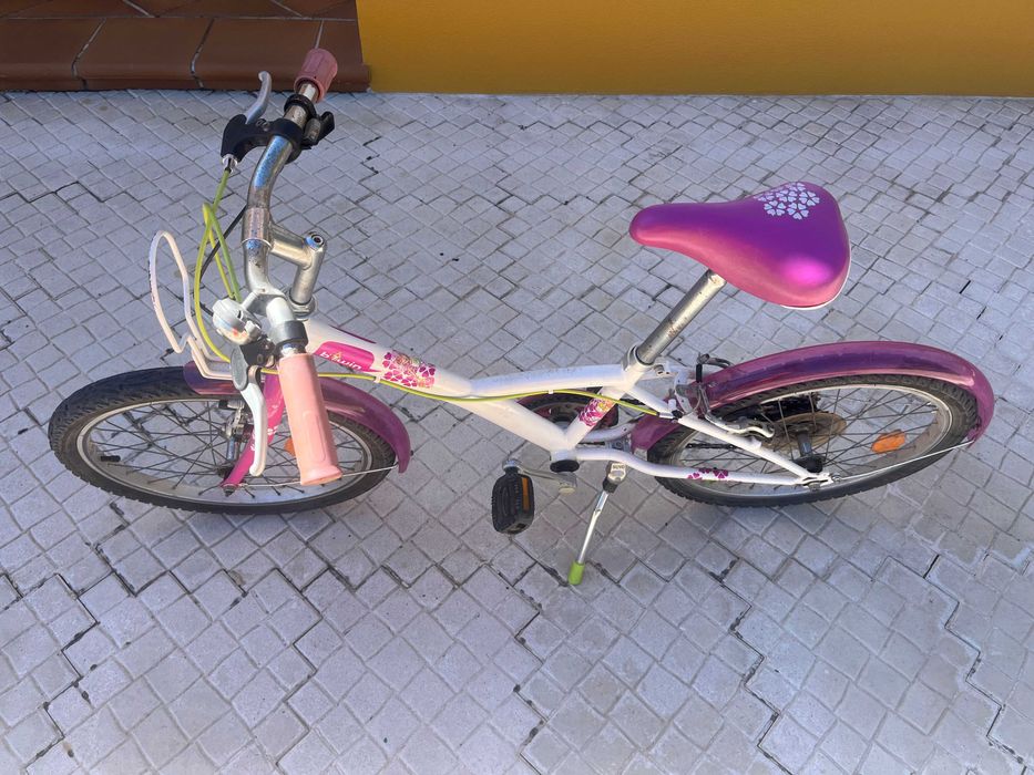 Bicicleta, roda 20, completa, com cesto removível, mudanças, descanço.