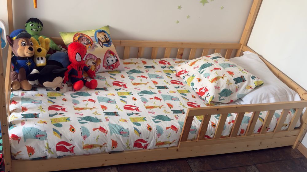 Cama montessori criança