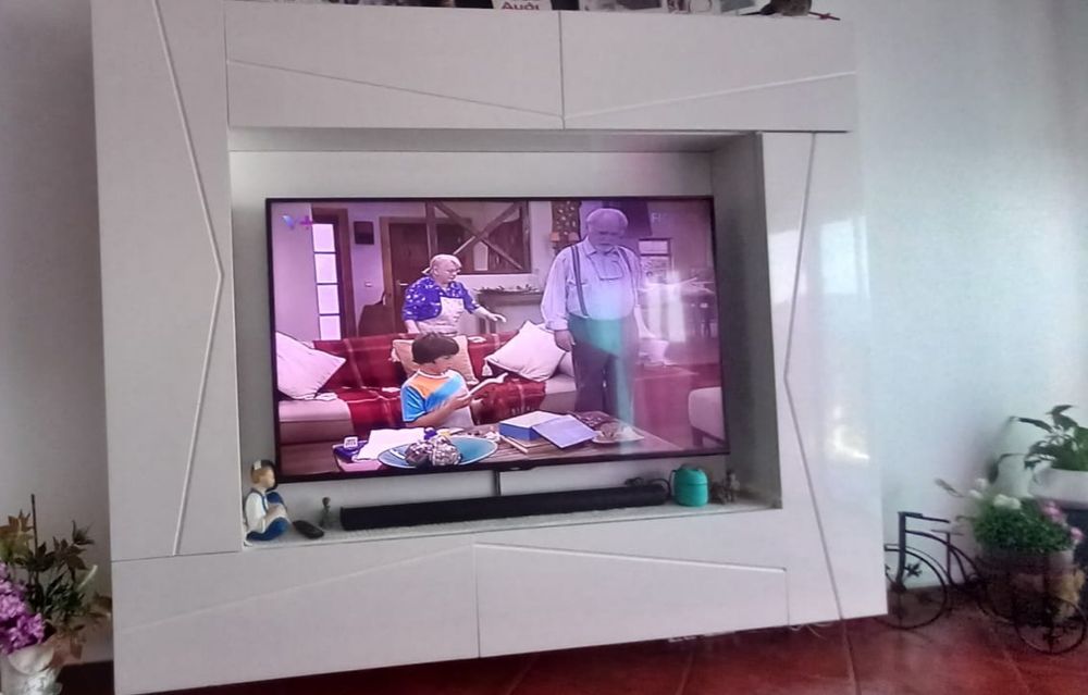 Móvel de sala usado 2 portas laterais, 2 portas em cima e em baixo.