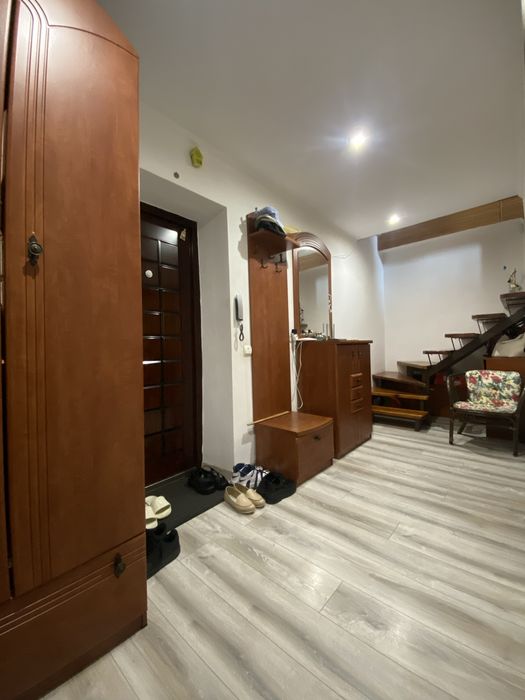 Продається БЕЗ КОМІСІЇ ДЛЯ ПОКУПЦЯ 2-х кімнатна квартира на Дружбі!