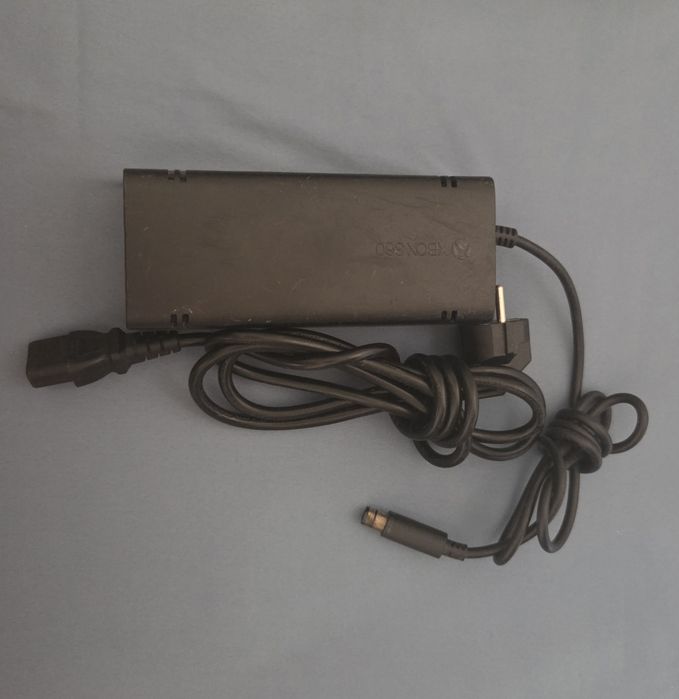 Xbox 360 E  500GB RGH3 Pad, Zasilacz