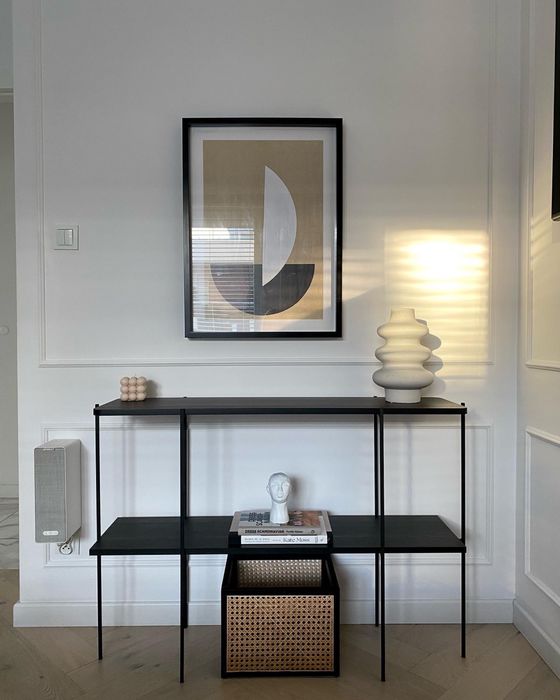 Konsola z podwójnym blatem  z metalowymi nogami.