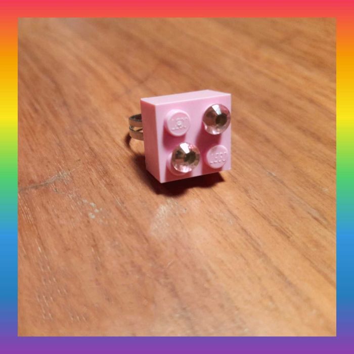 Anel com Lego e "brilhante" amovível (autocolante).Há em várias côres.