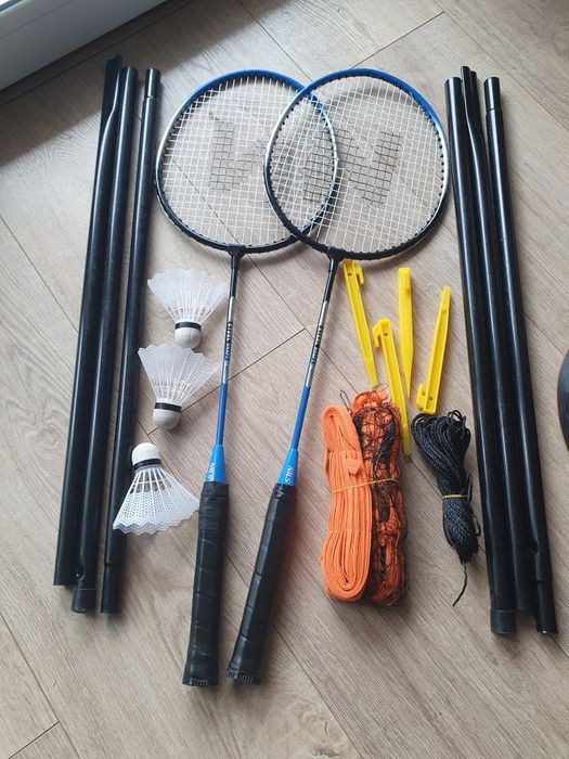 Sprzedam badminton 2 paletki, 3 lotki siatka pokrowiec.  Cena 25 zł.

Bardzo mało używany.

Cena 30 zł.
