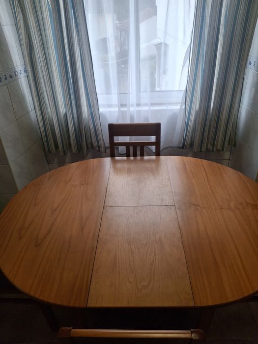 Mesa de jantar redonda com 4 cadeiras