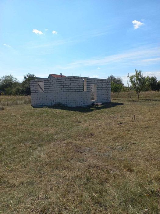 Незакінчене будівництво в Низах