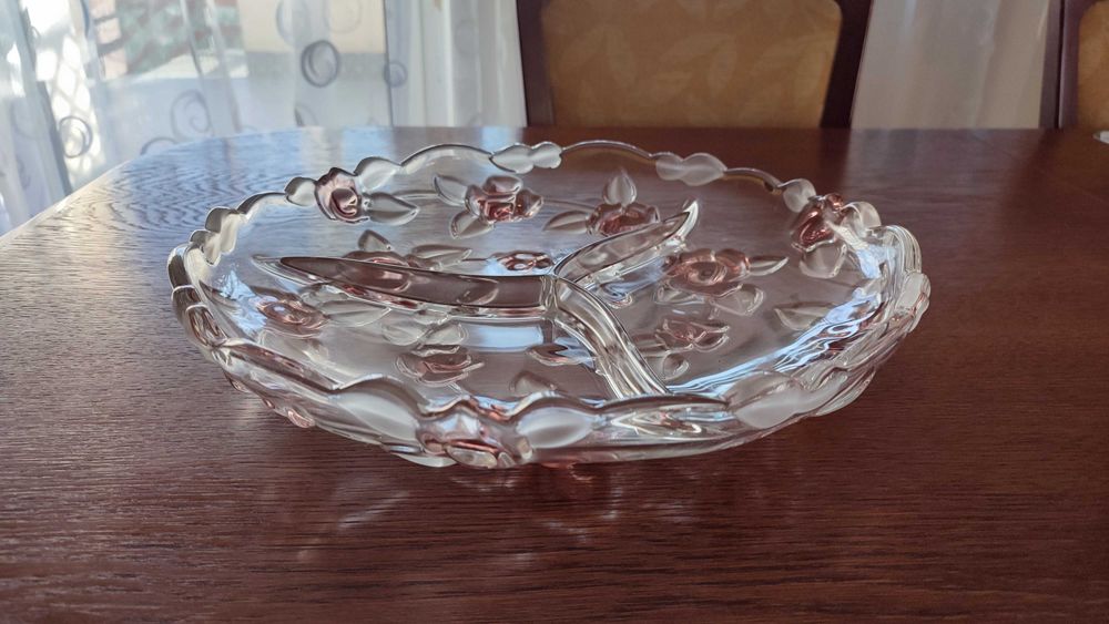 Piękna patera,  trójdzielny talerz w róże