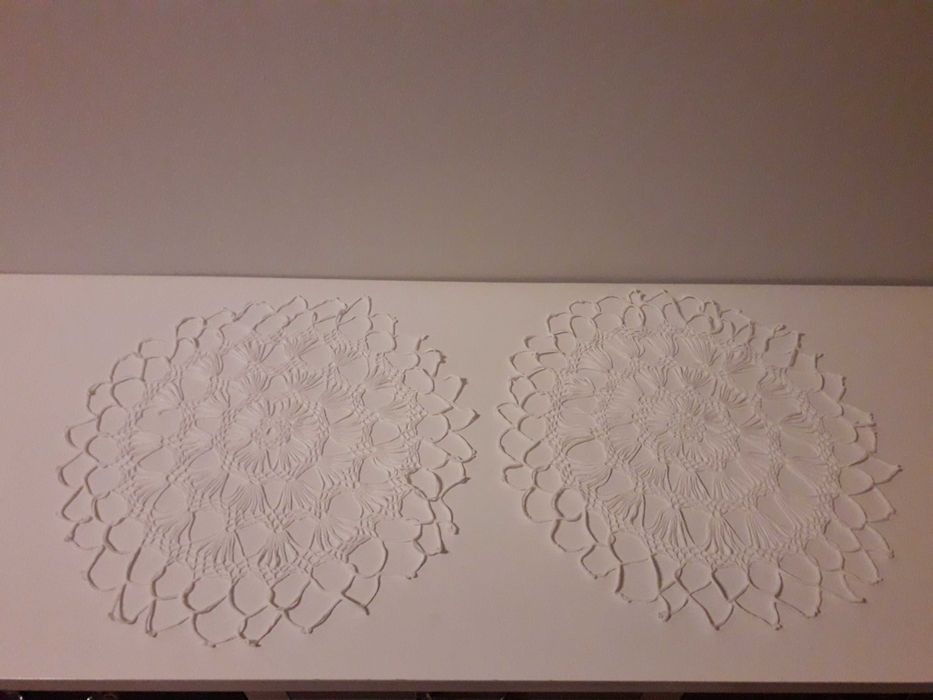 Dois naprons brancos redondos