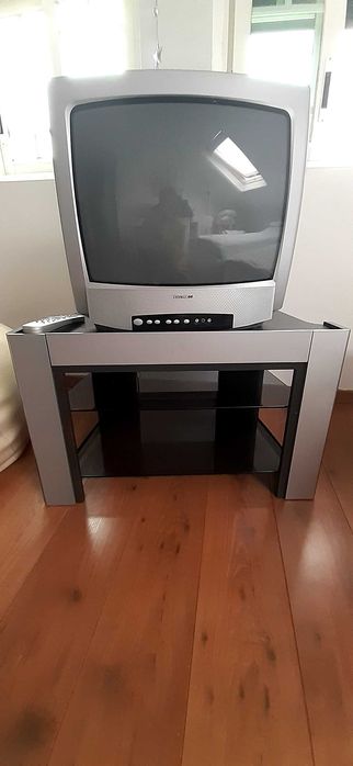 Tv com móvel em bom estado
