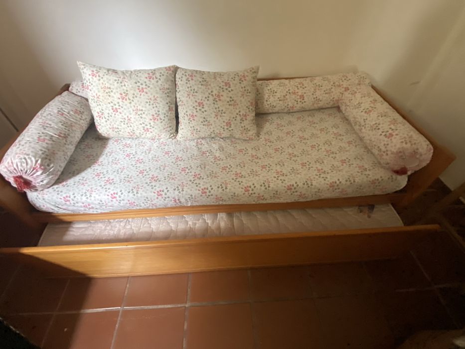 Mesa, cadeiras, cama/sofá e cómoda