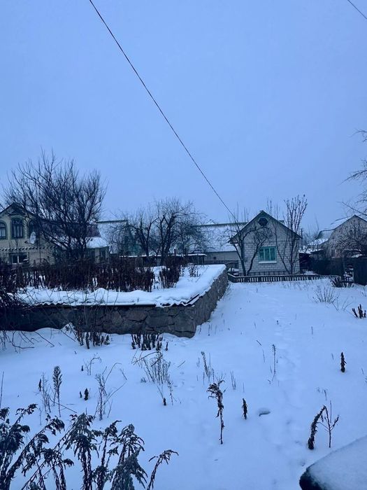 Ділянка з фундаментом та невеликим будинком