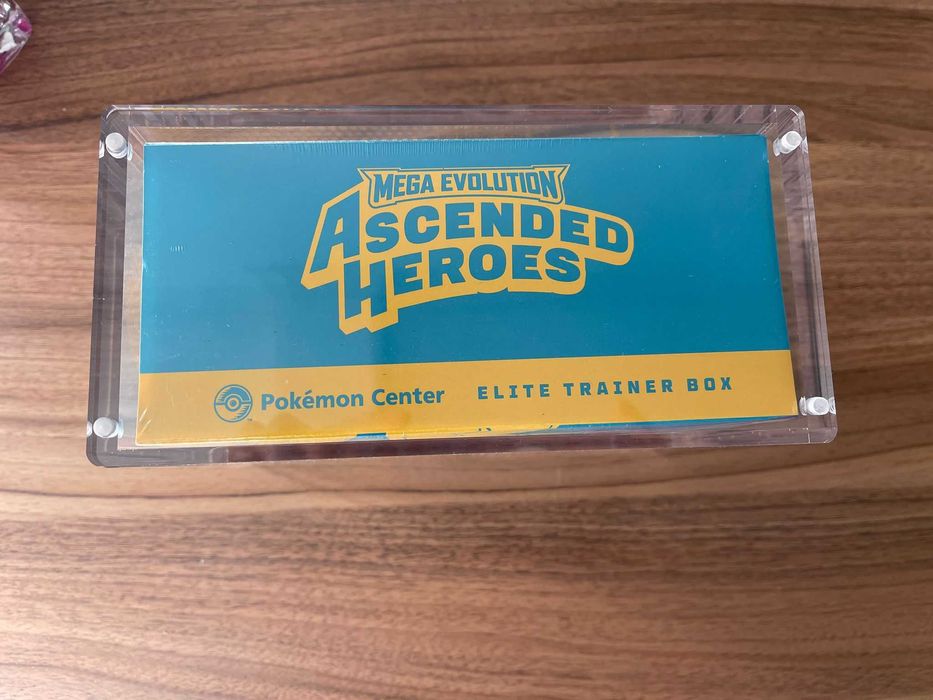 Elite Trainer Box Pokémon Center – Ascended Heroes (PKC) + Acrílico (Selada)