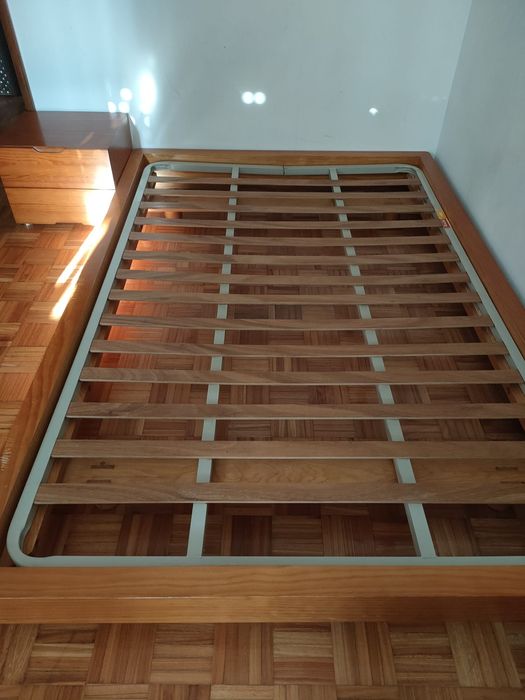 Cama madeira maciça e mesinha64552620777473123