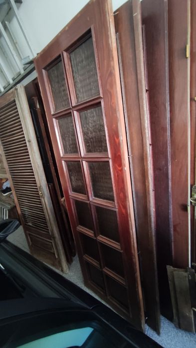 Portas, janelas e portadas em madeira