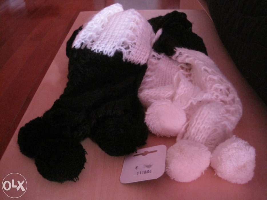 Cachecol branco e preto com pompons, c etiqueta