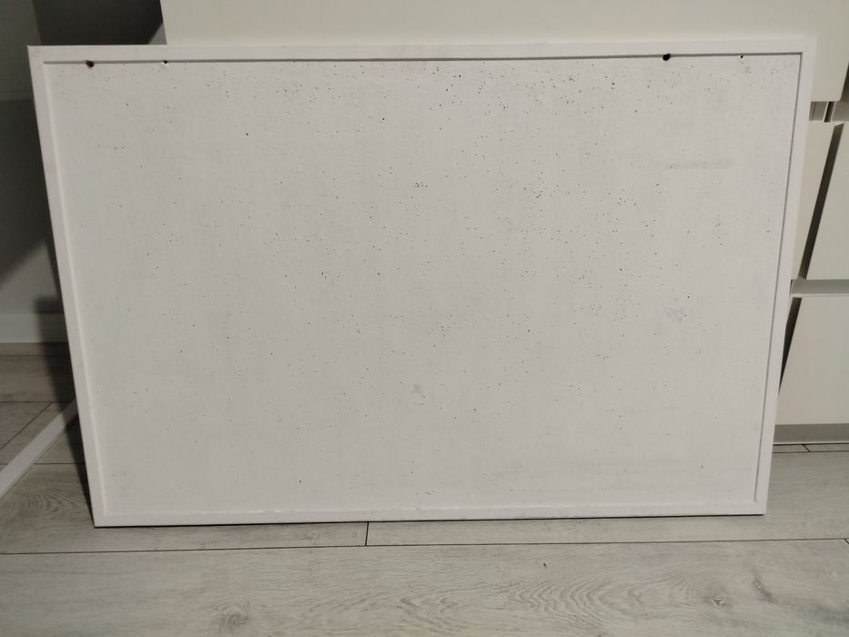 Malowana na biało tablica korkowa duża